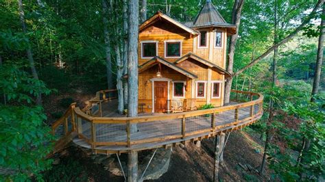 Balancing modern amenities with natural surroundings in the tree dwelling 32